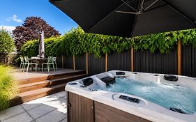 Family House With Hot Tub And Parking Christchurch